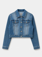 Veste en jean courte coupe moderne seul sur fond neutre, vue de face - Voggo