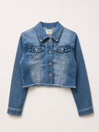 Veste en jean à bas effiloché seul sur fond neutre, vue de face - Voggo
