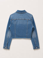 Veste en jean à bas effiloché seul sur fond neutre, vue de dos - Voggo
