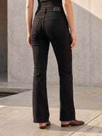 Jean Bootcut noir effet push-up porté, vue de dos - Voggo