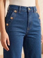 Jean Wide Leg à boutons dorés aux poches porté, vue zoomée - Voggo