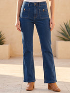 Jean Bootcut bleu stone à poches plaquées porté, vue de face - Voggo