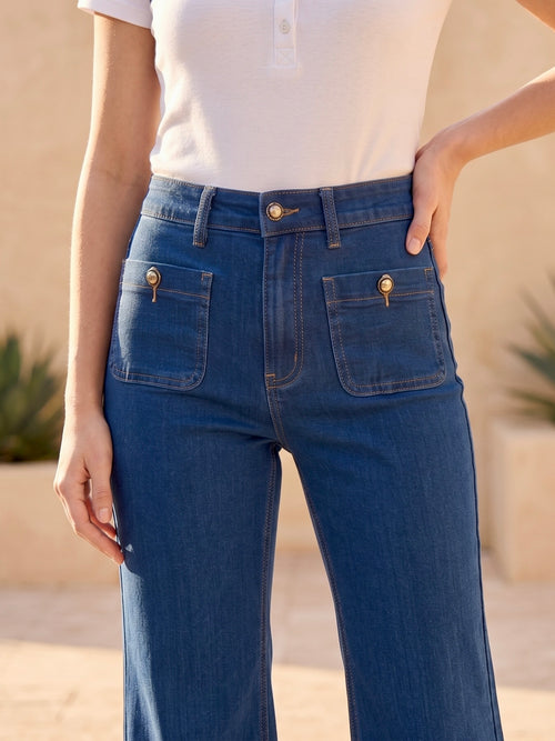 Jean Bootcut bleu stone à poches plaquées porté, vue zoomée - Voggo