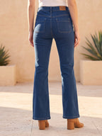 Jean Bootcut bleu stone à poches plaquées porté, vue de dos - Voggo