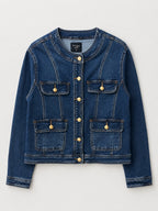 Veste en jean à 4 poches seul sur fond neutre, vue de face - Voggo
