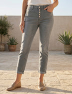 Jean 7/8ème coupe droite gris à 5 boutons porté, vue de face - Voggo