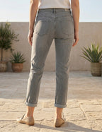 Jean 7/8ème coupe droite gris à 5 boutons porté, vue de dos - Voggo