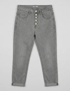 Jean 7/8ème coupe droite gris à 5 boutons seul sur fond neutre, vue de face - Voggo