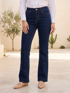 Jean Bootcut bleu brut porté, vue de face - Voggo