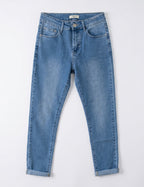 Jean 7/8ème slim bleu denim seul sur fond neutre, vue de face - Voggo