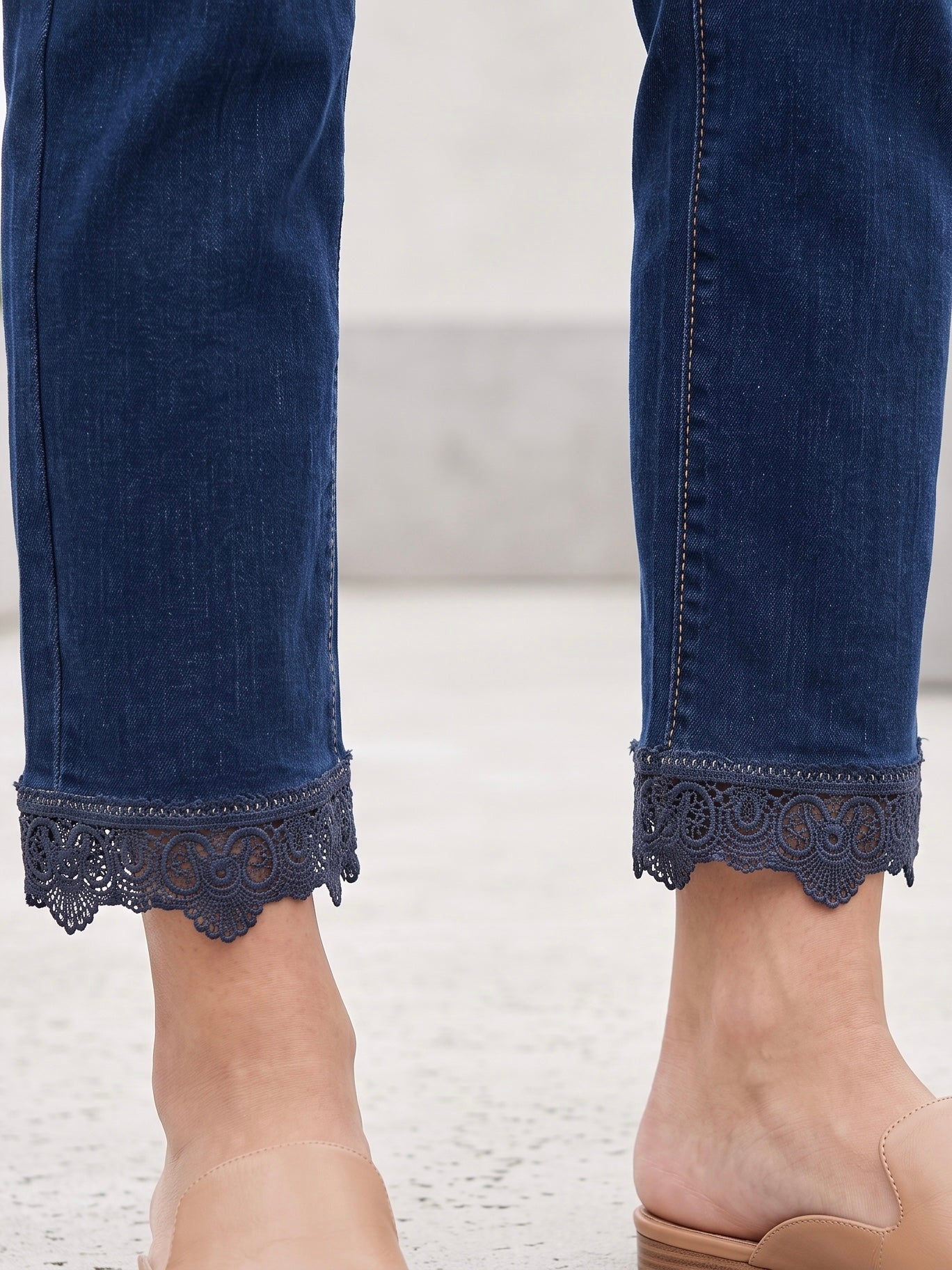 Jean Coupe 7/8ème – Dentelle au Bas