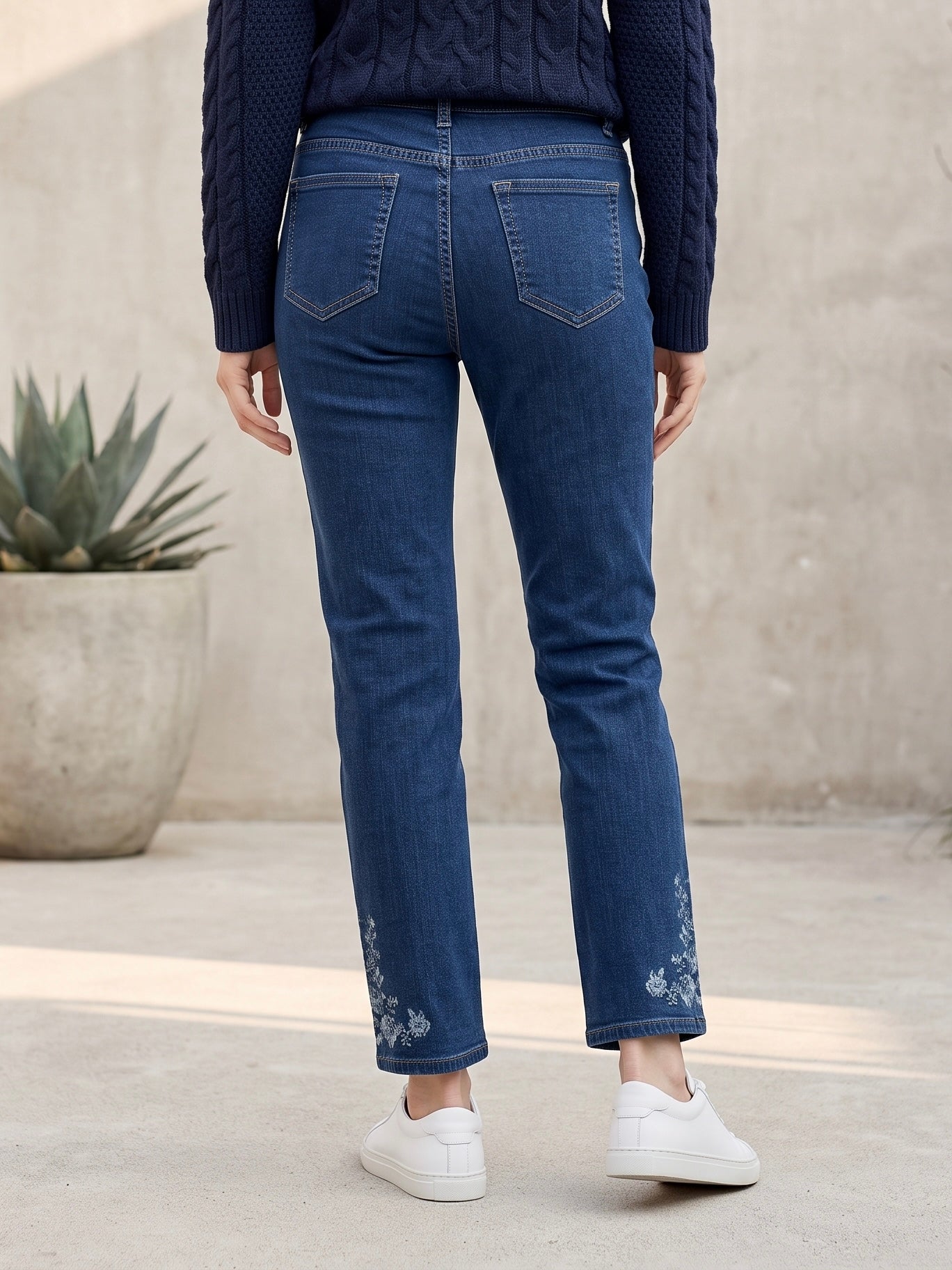 Jean Droit 7/8ème – Broderies Fleurs en Bas de Jambe