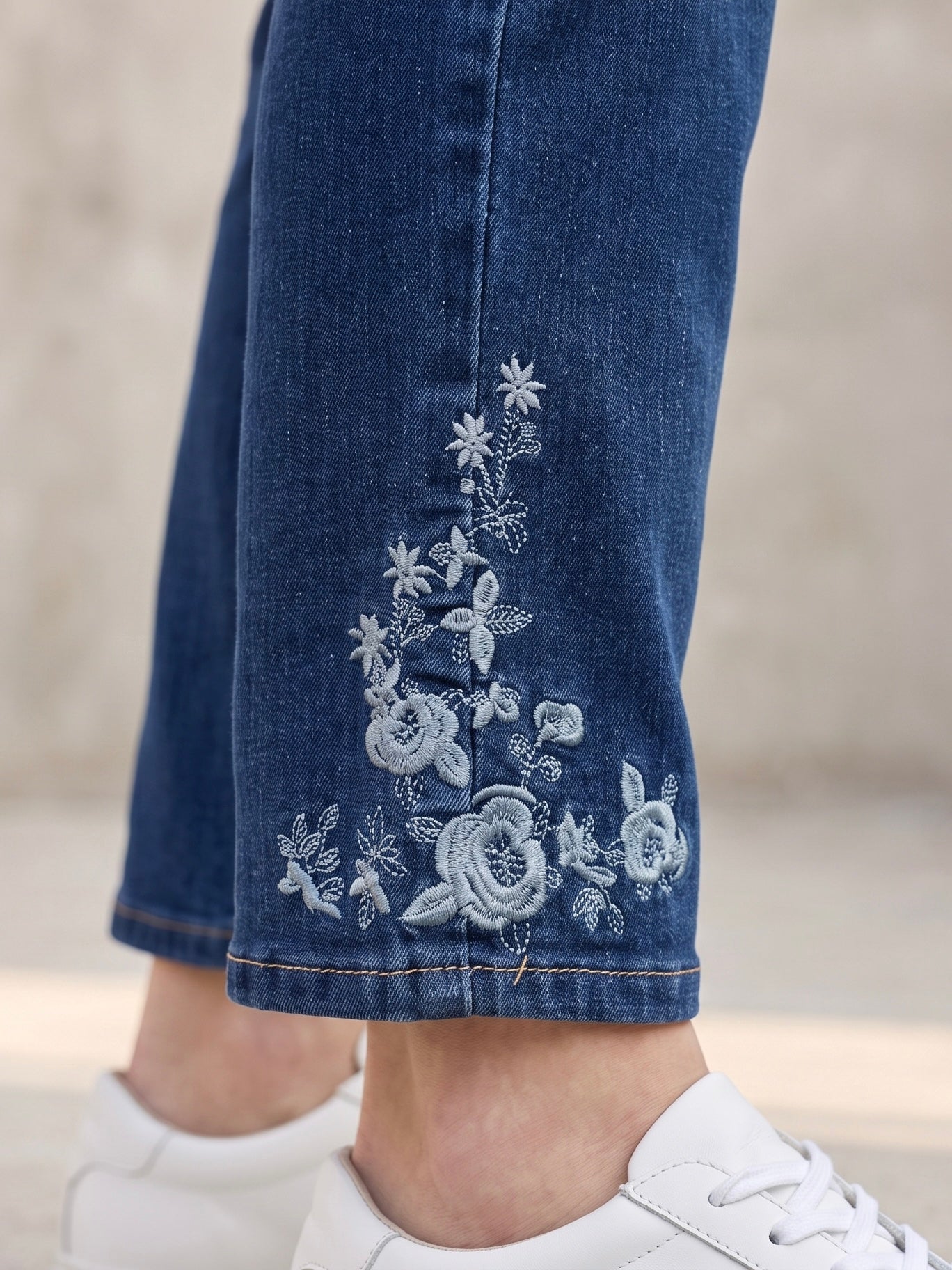 Jean Droit 7/8ème – Broderies Fleurs en Bas de Jambe