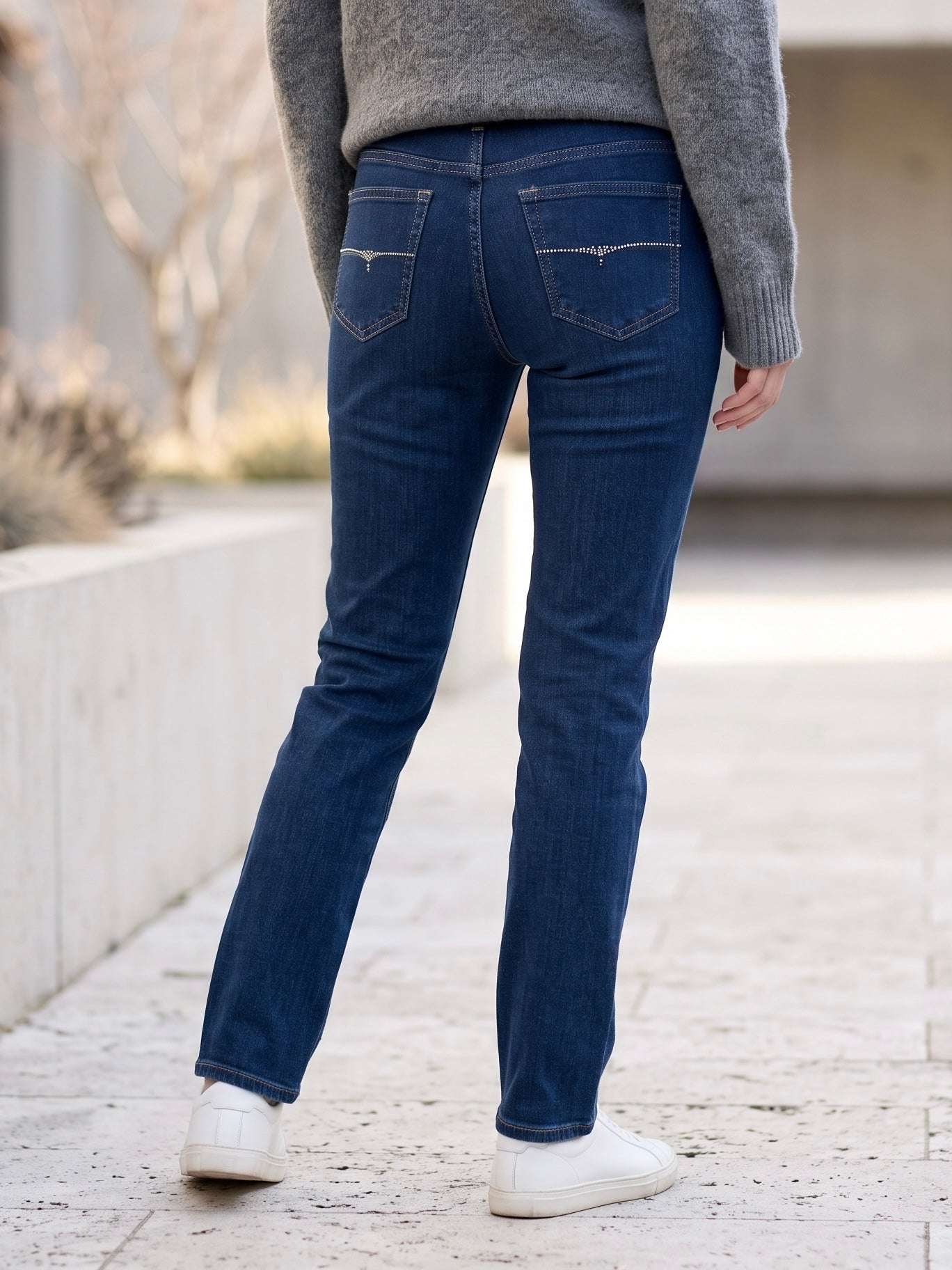 Jean Coupe Droite – Strass Poches Arrière