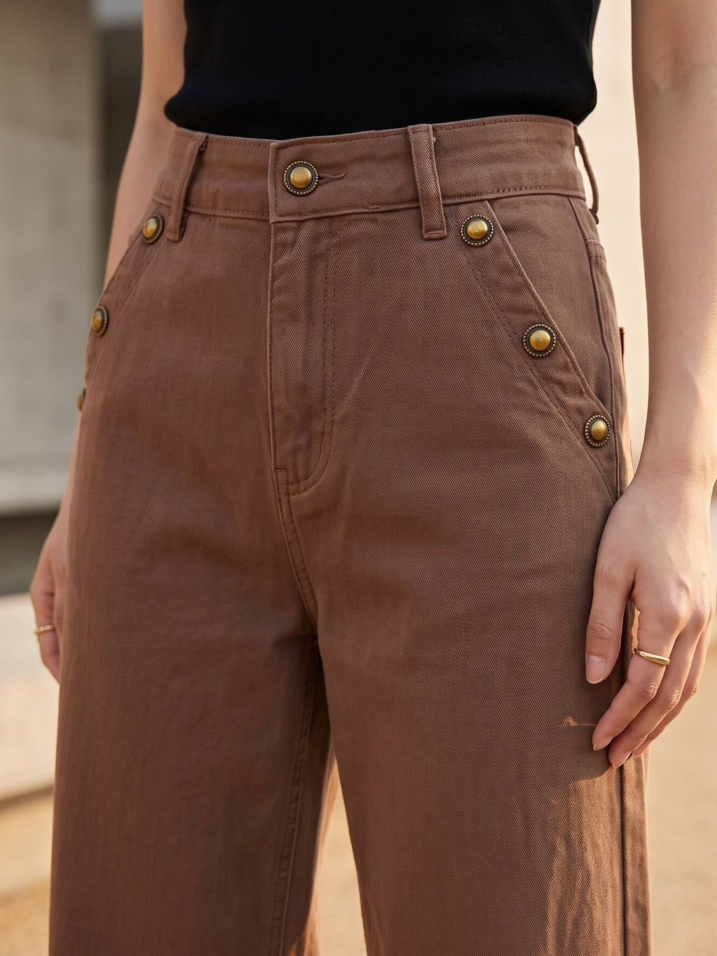 Pantalon Mom Fit – Boutons Dorés aux Poches – Taupe