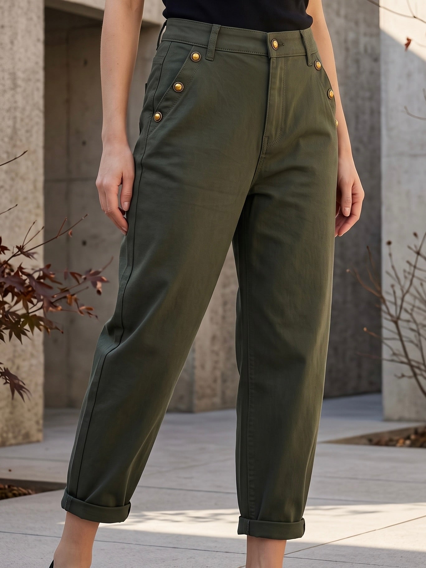 Pantalon Mom Fit – Boutons Dorés aux Poches – Vert Foncé