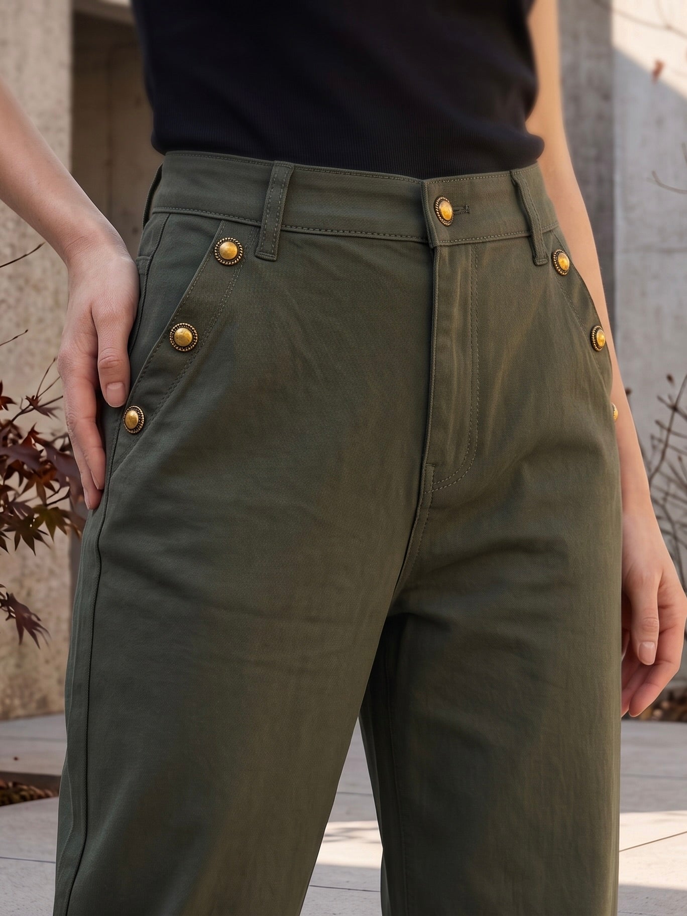 Pantalon Mom Fit – Boutons Dorés aux Poches – Vert Foncé