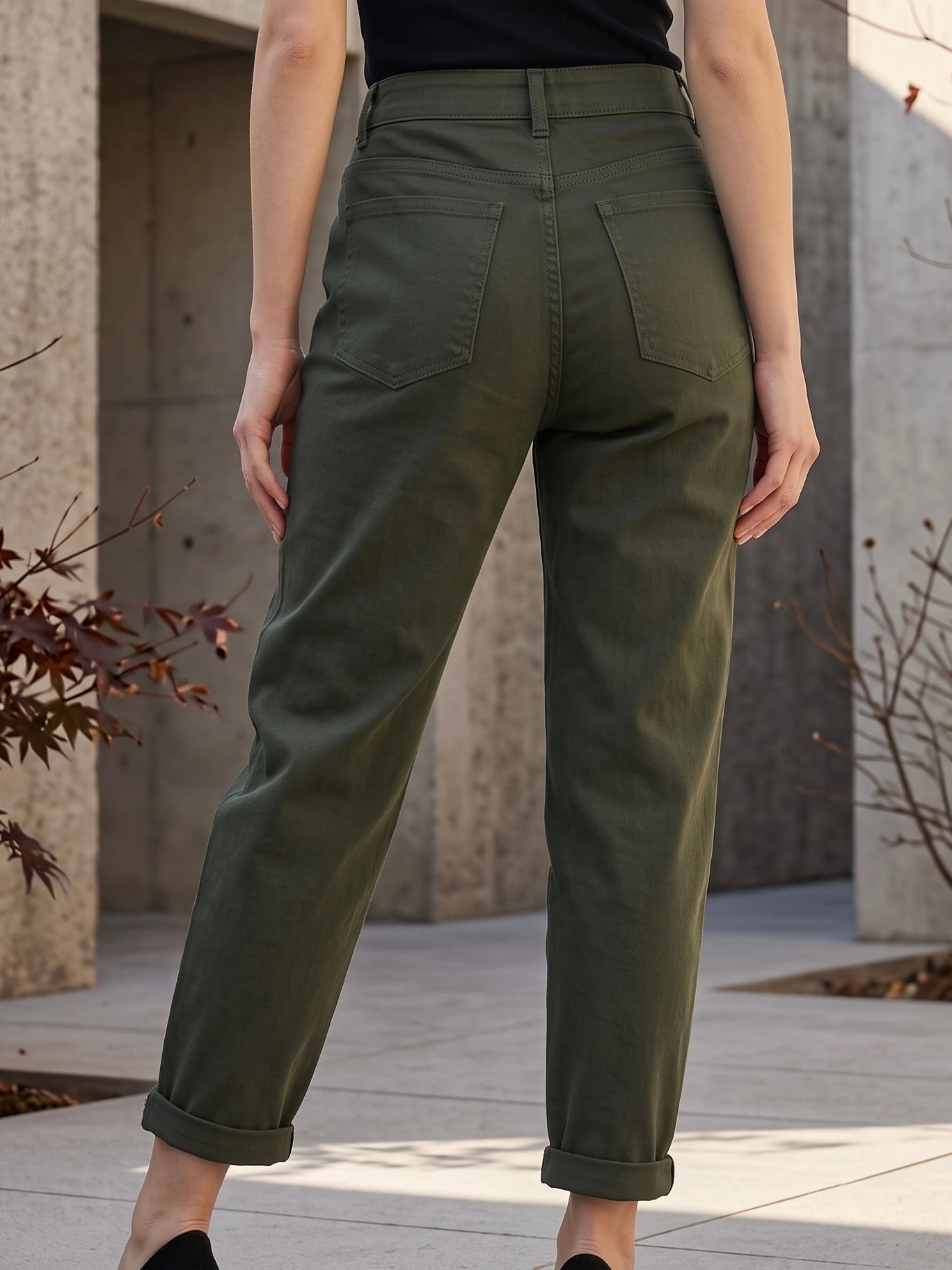 Pantalon Mom Fit – Boutons Dorés aux Poches – Vert Foncé