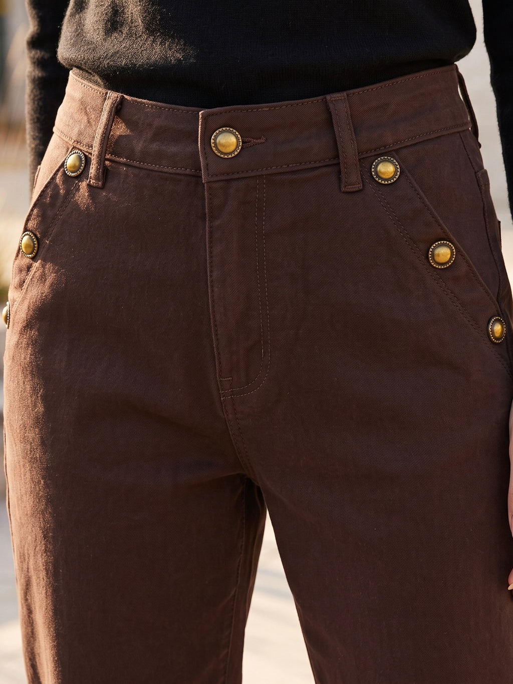 Pantalon Mom Fit – Boutons Dorés aux Poches – Chocolat