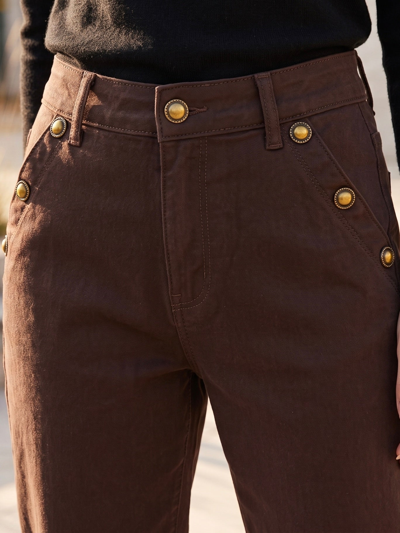Pantalon Mom Fit – Boutons Dorés aux Poches – Chocolat