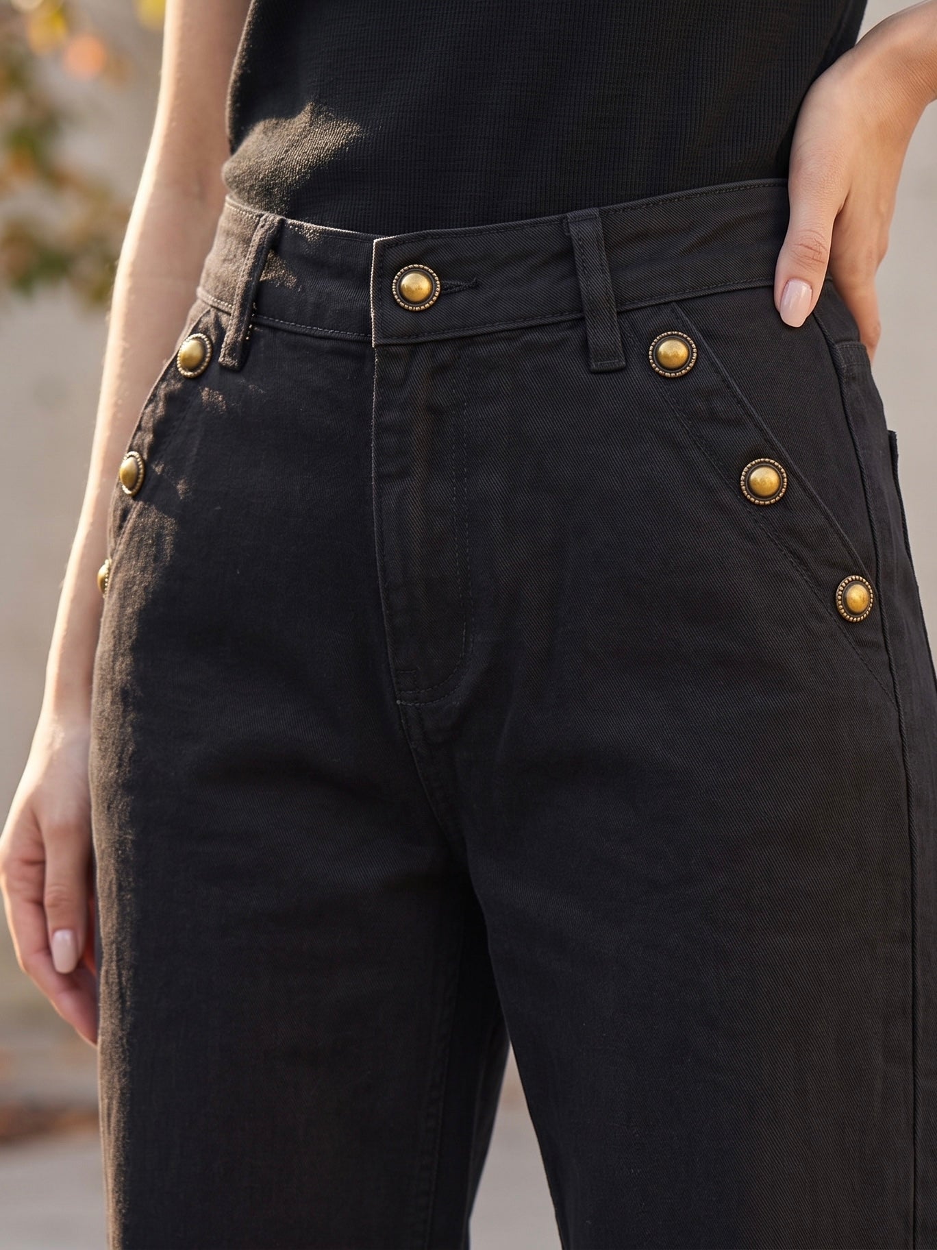 Pantalon Mom Fit – Boutons Dorés aux Poches – Noir