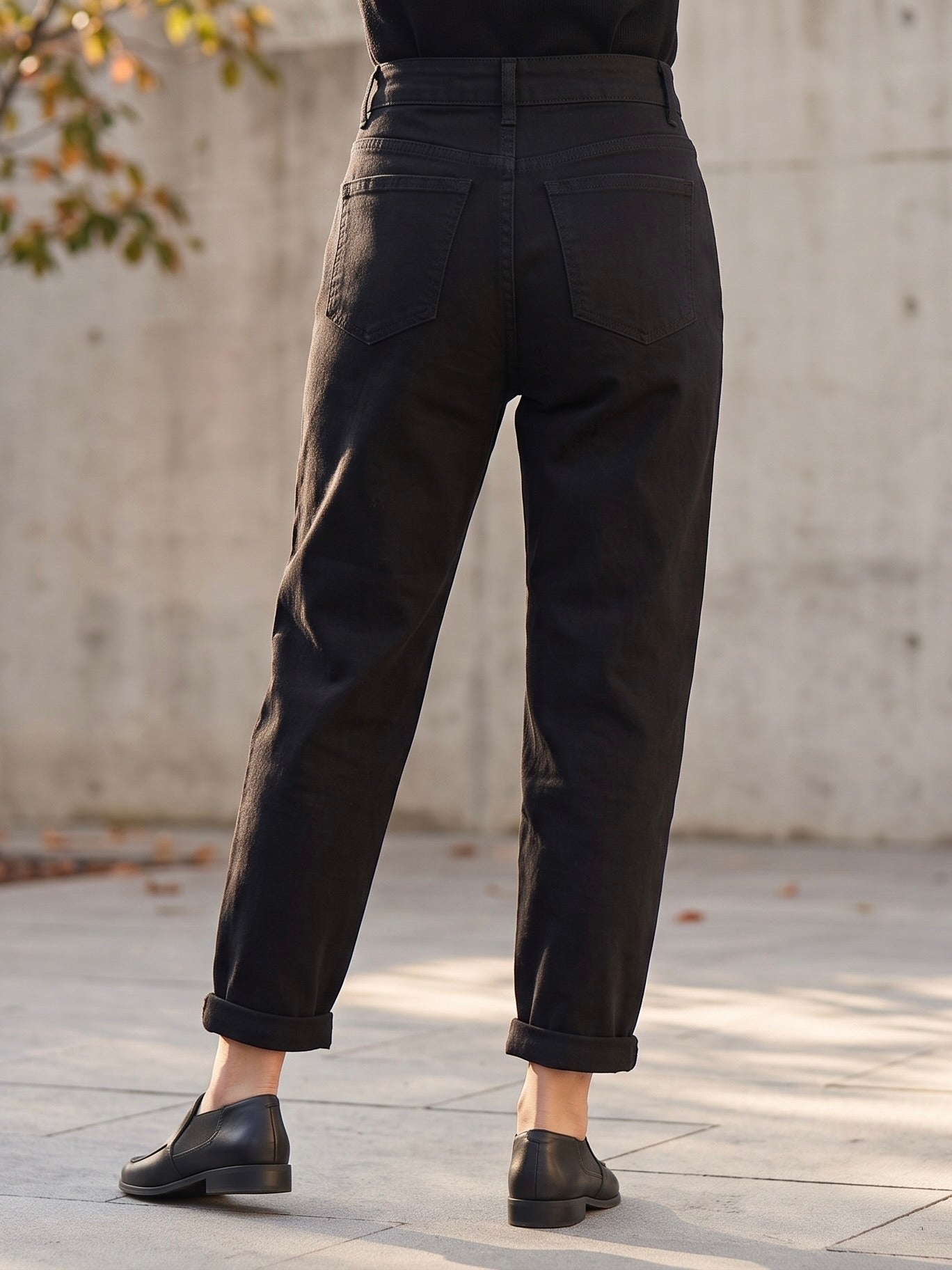 Pantalon Mom Fit – Boutons Dorés aux Poches – Noir