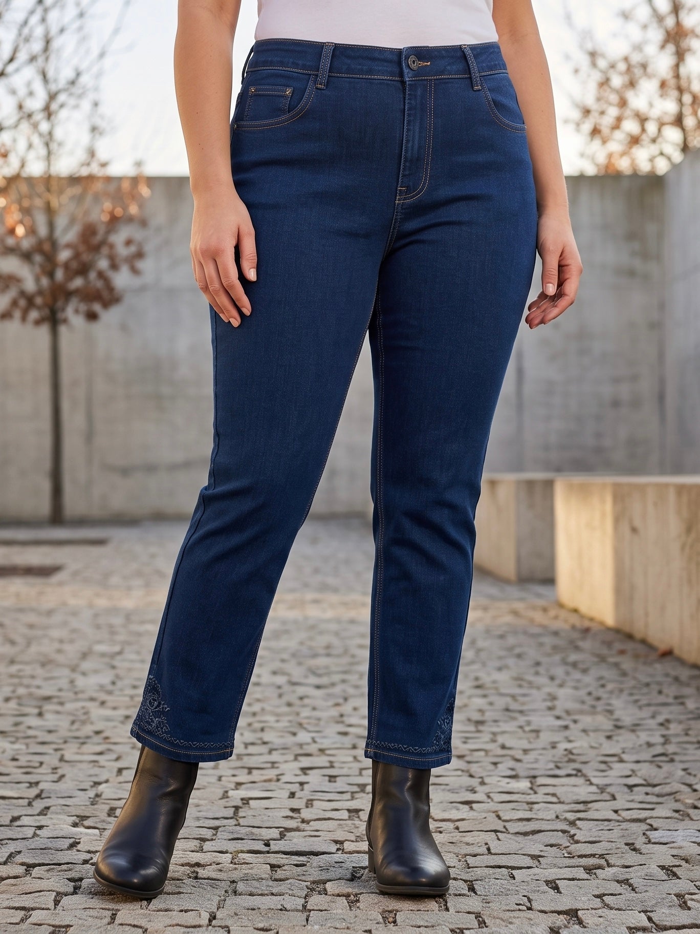 Jean Droit 7/8ème – Grande Taille – Broderie Bas de Jambe