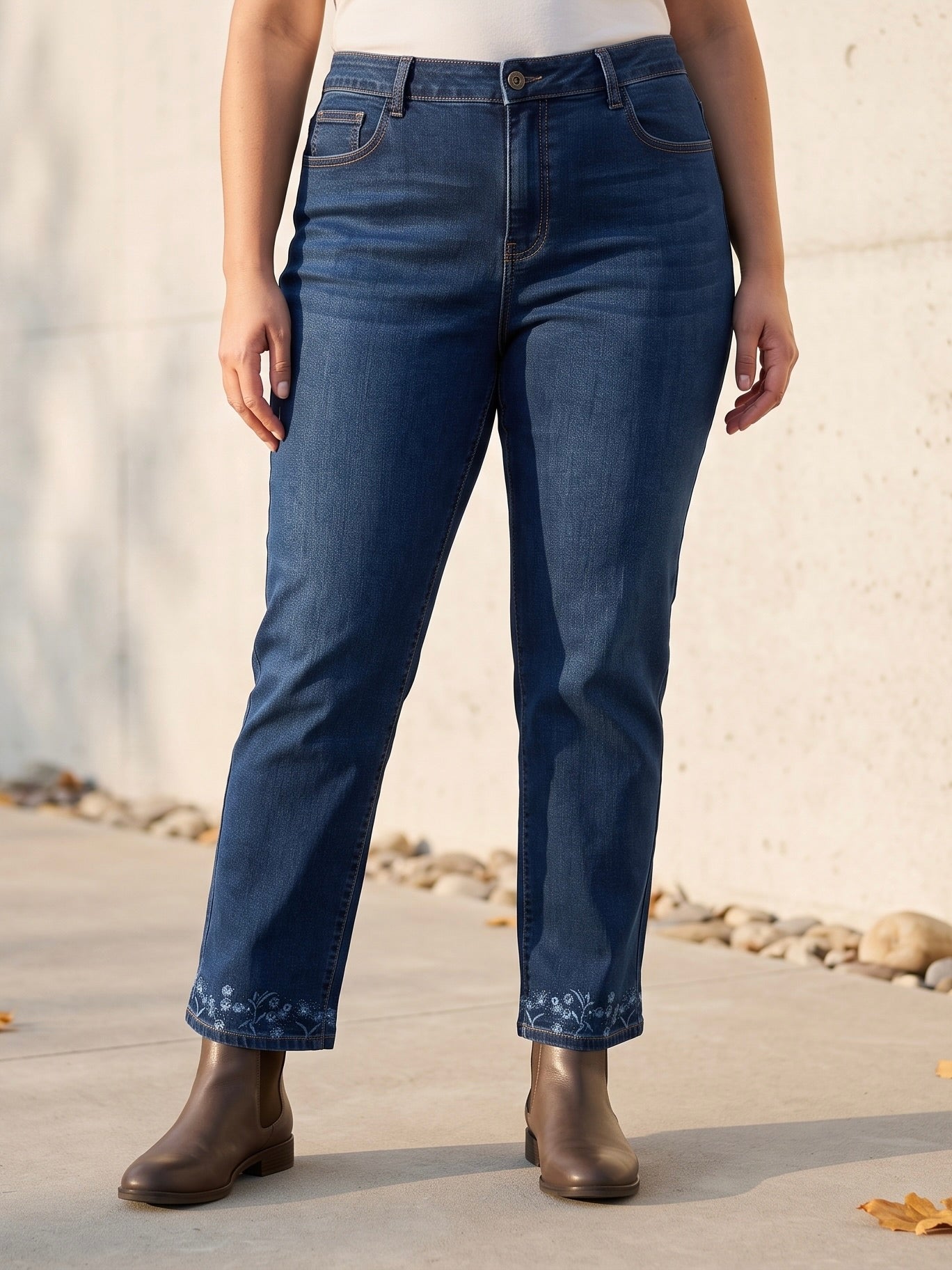 Jean Droit 7/8ème – Grande Taille – Broderie Fleurs Bas de Jambe